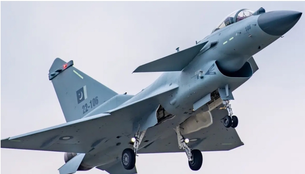 Chengdu J-10C multirole fighter jet flying against a clear sky, representing Iran’s potential new aircraft purchase from China amid Russian Su-35 delivery delays.