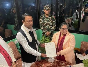 Sumitra Bhandari administers oath to UML leader Saroj Kumar Yadav as Chief Minister at a hotel in Bardibas.